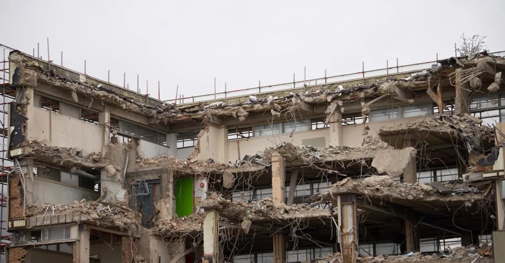 découvrez les avantages et inconvénients de la rénovation de bâtiments par rapport à leur démolition pour faire le meilleur choix en matière de construction durable et économique.