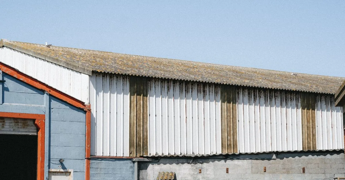 découvrez nos solutions de toiture industrielles robustes et durables pour entrepôts, adaptées à tous les besoins et conditions climatiques.