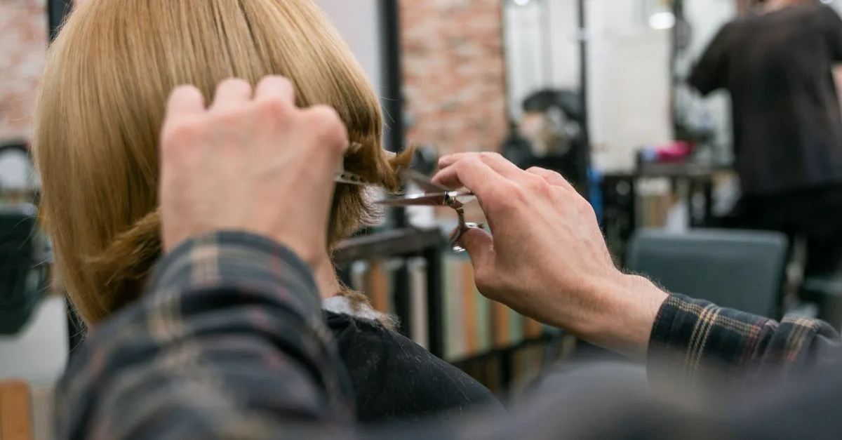 découvrez une variété de coiffures tendance et coupe de cheveux adaptées à tous les styles et toutes les envies.